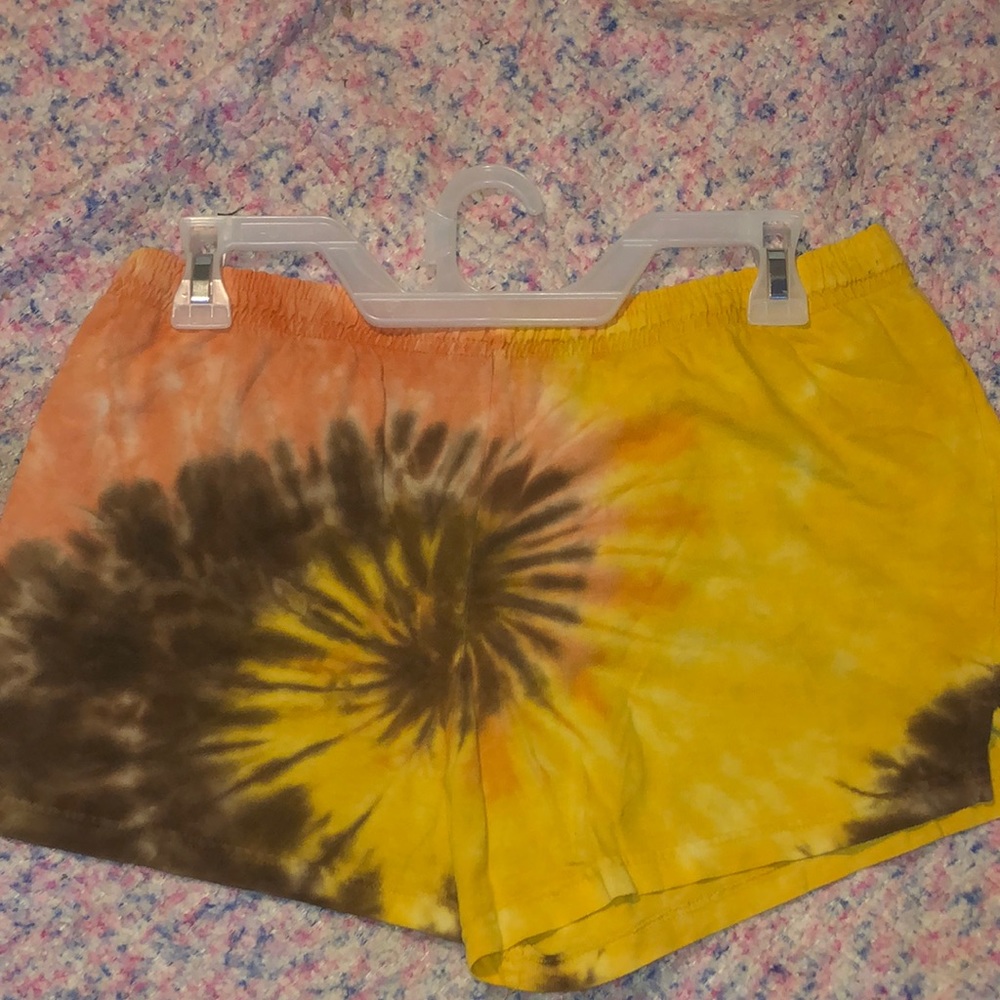 Multicolored orange toned short M-L